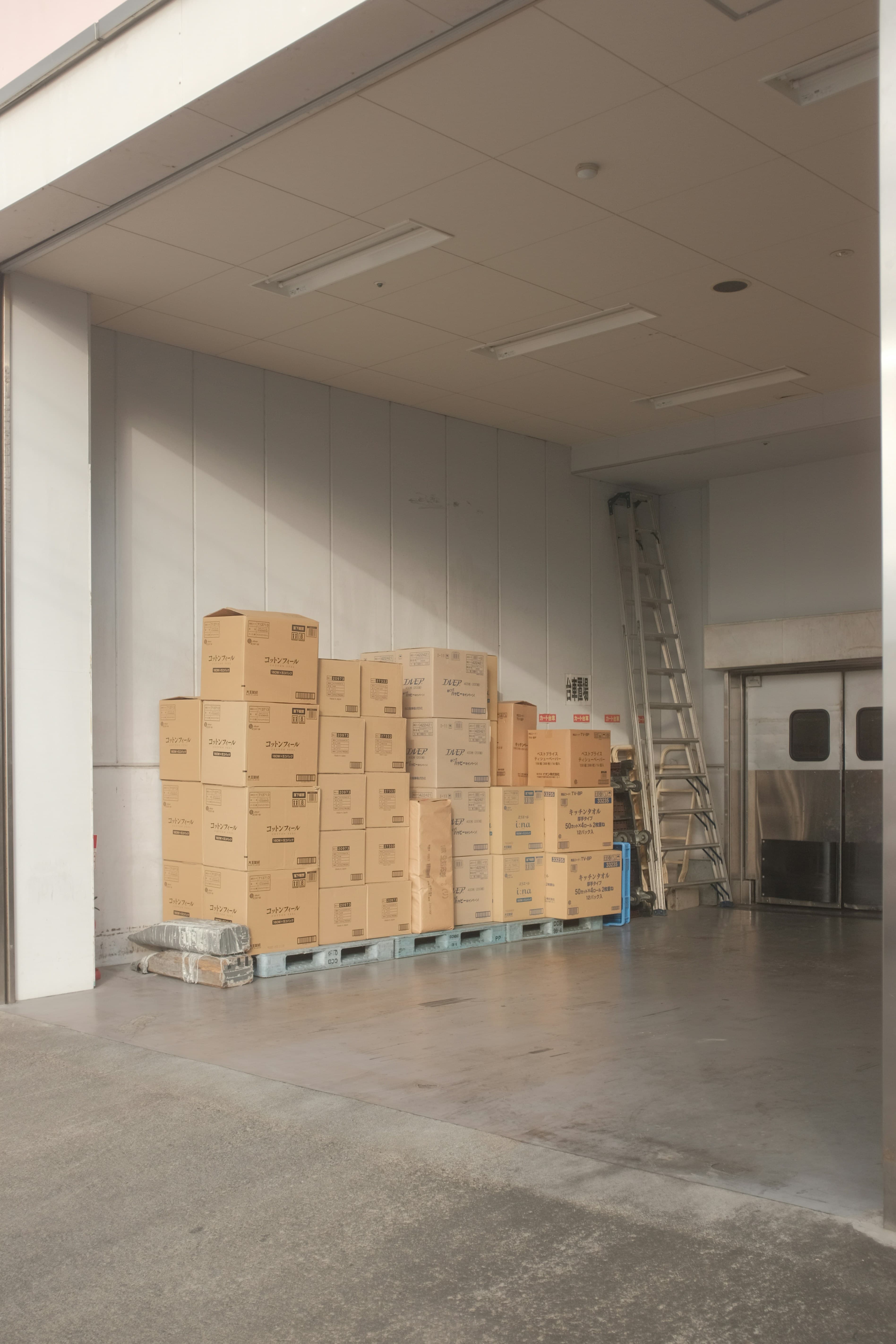 Paletten und Verpackungen im Distributionslager