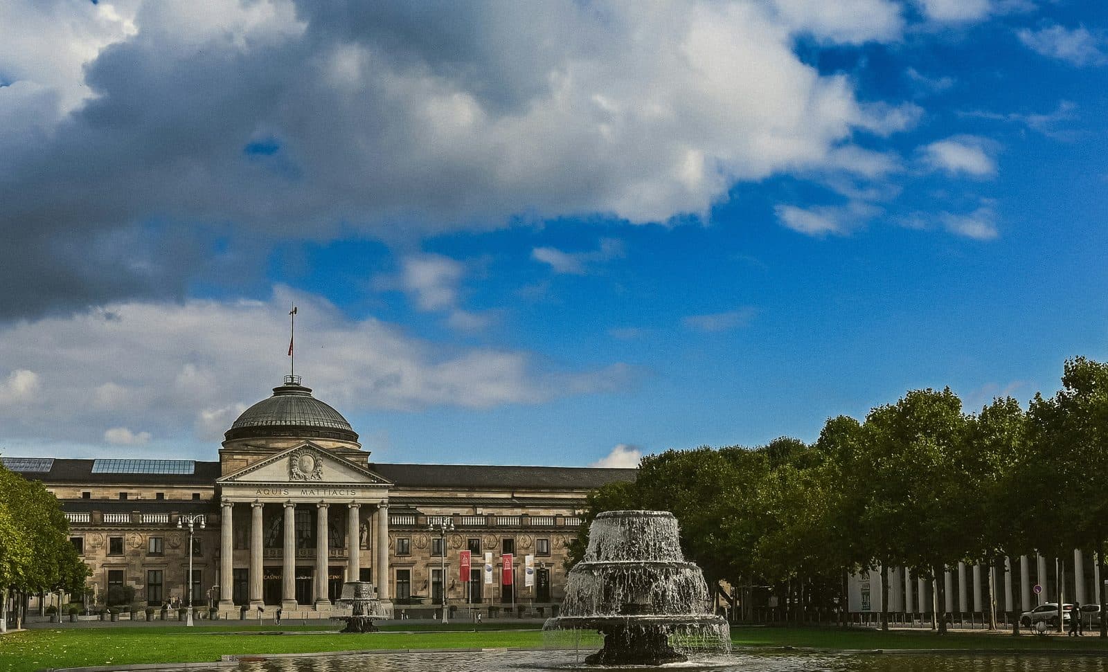 Das Wiesbadener Kurhaus mit Brunnen im Vordergrund